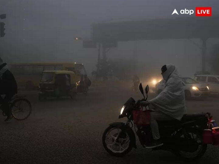 कई राज्यों में कोहरे के कारण ट्रेनों और उड़ानों का संचालन भी प्रभावित हो रहा है. 1 जनवरी को राजस्थान के माउंट आबू में न्यूनतम तापमान शून्य डिग्री सेल्सियस दर्ज किया गया.