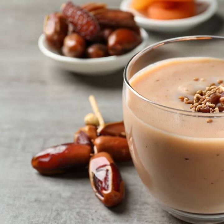 ਖਜੂਰ ਵਿਟਾਮਿਨ ਸੀ ਅਤੇ ਡੀ ਦਾ ਵਧੀਆ ਸਰੋਤ ਹਨ ਜੋ ਤੁਹਾਡੀ ਚਮੜੀ ਨੂੰ ਨਰਮ ਅਤੇ ਕੋਮਲ ਬਣਾਉਂਦੇ ਹਨ। ਖਜੂਰ ਵਿੱਚ ਵੀ ਐਂਟੀ-ਏਜਿੰਗ ਗੁਣ ਹੁੰਦੇ ਹਨ ਅਤੇ ਮੇਲੇਨਿਨ ਨੂੰ ਇਕੱਠਾ ਹੋਣ ਤੋਂ ਰੋਕਦੇ ਹਨ।