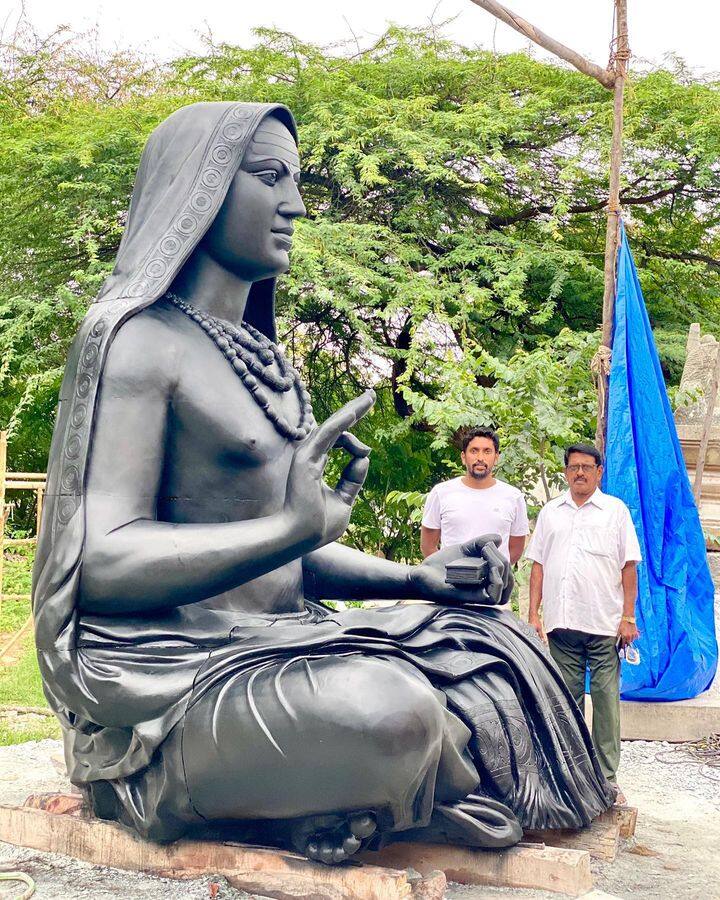 अरुण हा देशातील सर्वात प्रसिद्ध शिल्पकारांपैकी एक आहे. देशातील विविध राज्यांमध्ये अरुणच्या कोरीव मूर्तींना मोठी मागणी आहे. (Photo credit : Instagram/@arun_yogiraj)