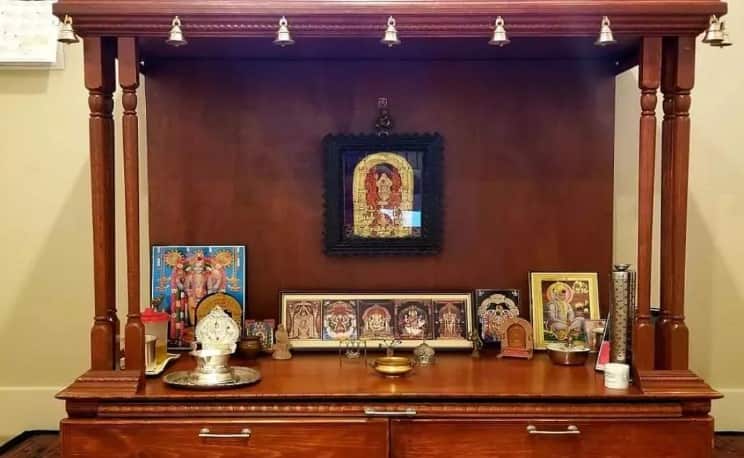 Vastu Shashtra marathi news objects placed near the mandir bring negative energy remove them immediately rules related to worship Vastu Tips : देवघराजवळ ठेवलेल्या 'या' वस्तू नकारात्मक ऊर्जा आणतात, लगेच काढून टाका, पूजेशी संबंधित काही खास नियम जाणून घ्या