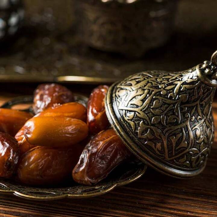 ਖਜੂਰਾਂ ਦੇ ਹੋਰ ਸਿਹਤ ਲਾਭਾਂ ਵਿੱਚ ਇਨਸੌਮਨੀਆ ਤੋਂ ਛੁਟਕਾਰਾ ਪਾਉਣਾ ਸ਼ਾਮਲ ਹੈ। ਜੇਕਰ ਤੁਸੀਂ ਕਈ ਮਹੀਨਿਆਂ ਤੋਂ ਚੰਗੀ ਤਰ੍ਹਾਂ ਨੀਂਦ ਨਹੀਂ ਲੈ ਰਹੇ ਹੋ ਅਤੇ ਨੀਂਦ ਦੀਆਂ ਗੋਲੀਆਂ ਲੈਣ ਬਾਰੇ ਸੋਚ ਰਹੇ ਹੋ, ਤਾਂ ਇੰਤਜ਼ਾਰ ਕਰੋ ਅਤੇ ਖਜੂਰ, ਮੱਖਣ ਅਤੇ ਦੁੱਧ ਨੂੰ ਮਿਲਾ ਕੇ ਸ਼ਰਬਤ ਬਣਾਓ ਅਤੇ ਸੌਣ ਤੋਂ ਪਹਿਲਾਂ ਪੀਓ। ਕੁਝ ਹਫ਼ਤਿਆਂ ਤੱਕ ਅਜਿਹਾ ਕਰਦੇ ਰਹੋ ਅਤੇ ਫਰਕ ਦੇਖੋ!