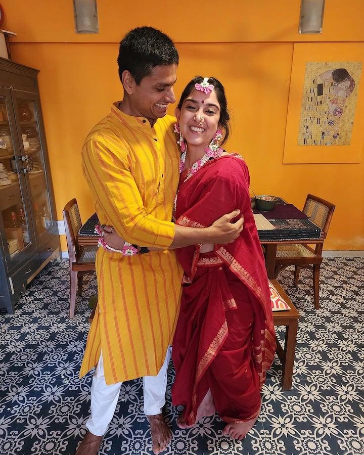 बता दें कि इरा खान और नुपुर शिखरे ने कुछ महीनों पहले ही सगाई की थी. जिसमें बी-टाउन के कई सितारे भी शामिल हुए थे. अब ये कपल शादी के बंधन में बंधने जा रहा है.