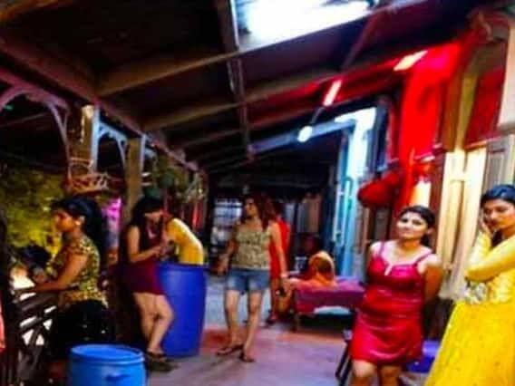 ભારતમાં મુઘલ કાળથી રેડ લાઈટ વિસ્તાર અસ્તિત્વમાં છે. દિલ્હીના જીબી રોડનો ઈતિહાસ મુઘલો સાથે જોડાયેલો છે. બહુ ઓછા લોકો જાણતા હશે કે જીબી રોડ માત્ર મુગલોના કારણે જ બન્યો હતો. જીબી રોડને ભારતનો સૌથી જૂનો રેડ લાઈટ વિસ્તાર માનવામાં આવે છે. જો જીબી રોડના નામની વાત કરીએ તો તેનું નામ અંગ્રેજ અધિકારી ગાર્સ્ટિન બેસ્ટિયનના નામ પરથી રાખવામાં આવ્યું હતું. તેના નામને કારણે જ તેને જીબી રોડ કહેવામાં આવે છે.