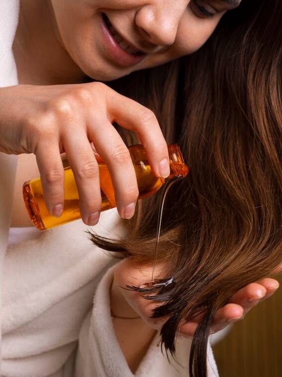 सर्दी में बालों में कितनी बार तेल लगाएं?