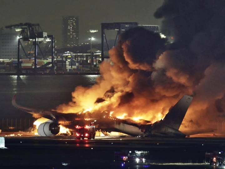 Japan Airlines Plane Fire Many People Dead and passengers Evacuated Big Update जापान में एयरपोर्ट पर बड़ा हादसा, दूसरे विमान से टकराने पर प्लेन बनी आग का गोला, 5 की मौत, पढ़ें यात्रियों की आपबीती