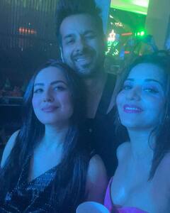 New Year 2024: रश्मि देसाई से लेकर मोनालिसा तक, टीवी सेलेब्स ने कुछ इस तरह एंजॉय किया नए साल का जश्न