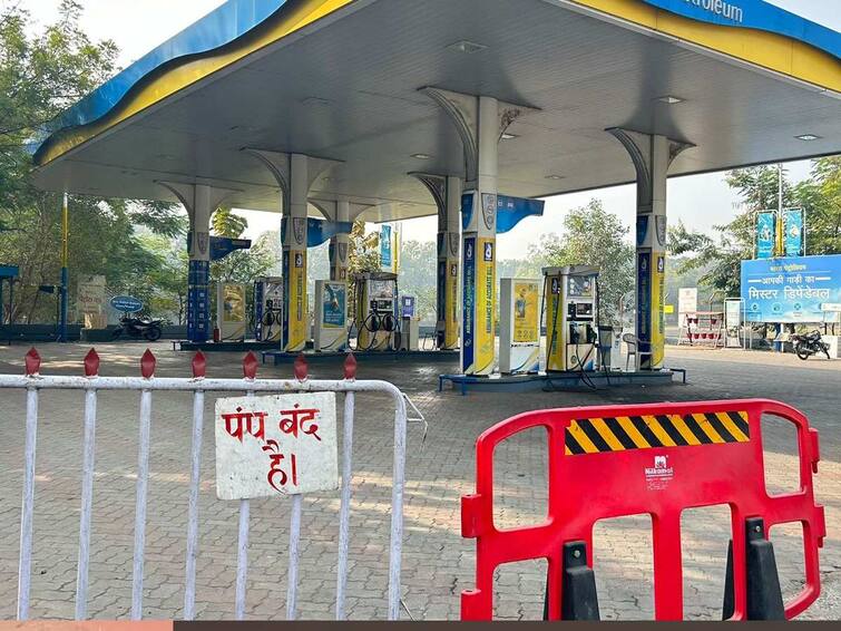 nagpur district collector appeal dont panic enough petrol and gas reserves in nagpur district marathi news maharashtra Nagpur Petrol Update : नागपुरातील पेट्रोल पंपावर नागरिकांची एकच झुंबड; मुबलक इंधनसाठा असल्याचे सांगत जिल्हाधिकाऱ्यांनी केले आव्हान