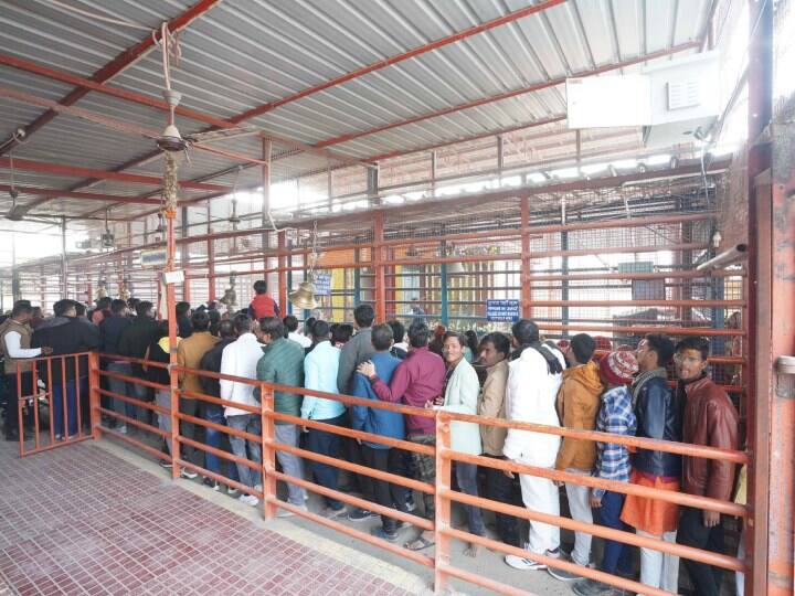 कई लोगों ने सरयू नदी में डुबकी लगाई जबकि अन्य लोगों ने प्रतिष्ठित लता मंगेशकर चौक पर एकत्र होकर नए साल के पहले दिन का स्वागत किया.