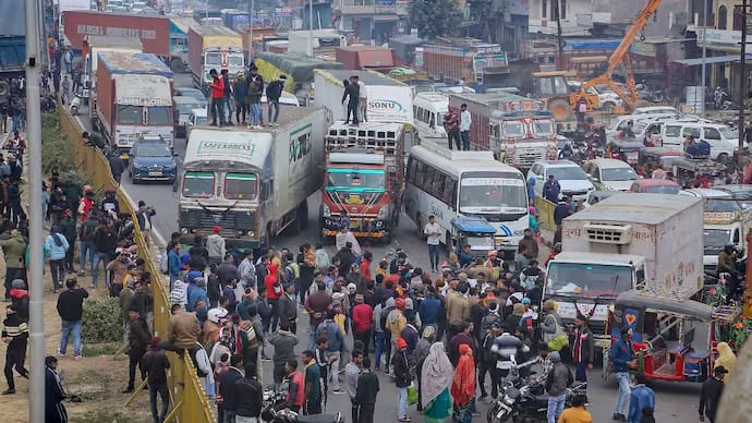 Truck drivers' strike in Punjab brings a sharp end to the petrol pumps Truck drivers Strike: ਡਰਾਈਵਰਾਂ ਦੀ ਹੜਤਾਲ ਦਾ ਪੰਜਾਬ 'ਤੇ ਸਿੱਧਾ ਅਸਰ, ਪੈਟਰੋਲ ਪੰਪਾਂ ਤੋਂ ਮੁੱਕ ਗਿਆ ਤੇਲ, ਲੱਗਣ ਲੱਗੀਆਂ ਲੰਬੀਆਂ ਲਾਈਨਾਂ
