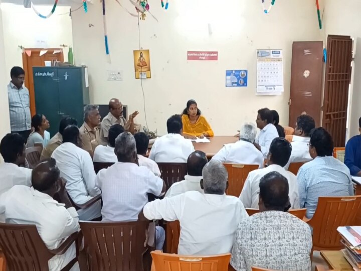 சாலை அமைக்க எதிர்ப்பு தெரிவித்து சாலையில் புதைக்கப்பட்ட உடல்கள் - சீர்காழி அருகே பரபரப்பு