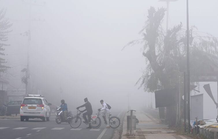 Delhites faces cold wave fog air pollution triple attack till 7 January 2023 Delhi weather Update Delhi में गलन वाली ठंड से हुई नये साल की शुरुआत, 7 जनवरी तक शीतलहर-कोहरे-प्रदूषण का ट्रिपल अटैक