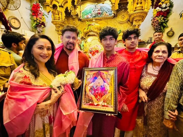 'पंचक' (Panchak) सिनेमाच्या रिलीजआधी माधुरी दीक्षितने सहकुटुंब सिद्धिविनायकाचं दर्शन घेतलं आहे.