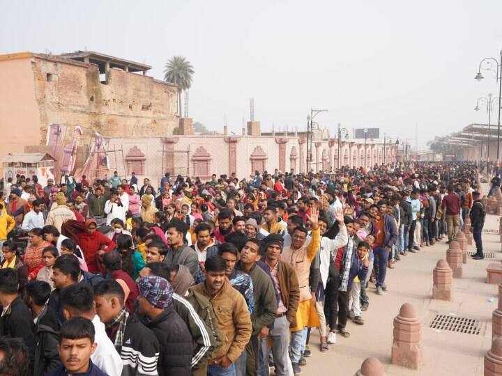 नए साल पर अयोध्या में भक्तों की उत्साह देखने को मिला है. इसकी तस्वीरें श्री रामजन्मभूमि ट्रस्ट के ओर से शेयर की गई.