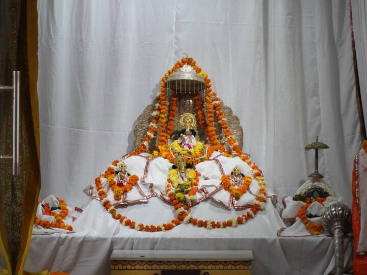 नववर्ष के पहले दिन सोमवार को अयोध्या में बड़ी संख्या में लोग भगवान रामलला के दर्शन के लिए पहुंचे.