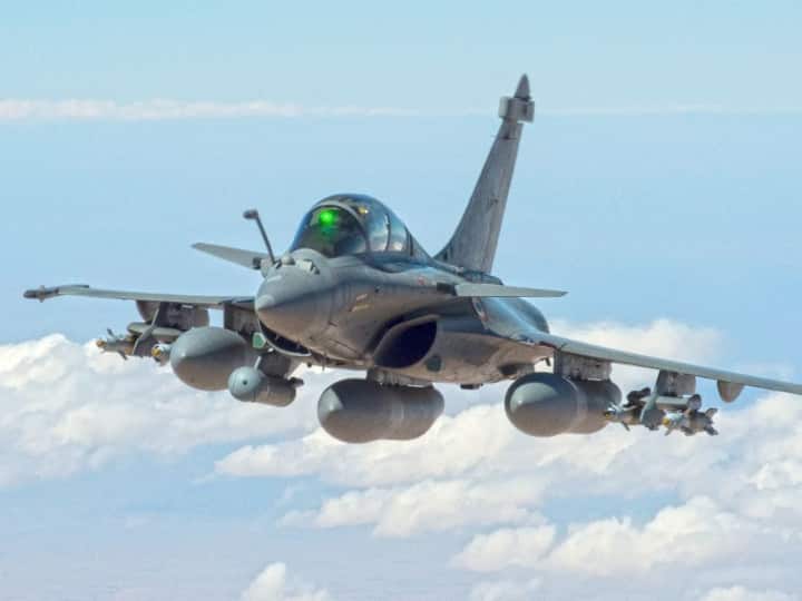 राफेल एक अत्याधुनिक मल्टीरोल फाइटर जेट है, जो भारत की रक्षा क्षमताओं को बढ़ाने में अत्यधिक महत्व रखता है. भारतीय वायु सेना (IAF) में शामिल राफेल उन्नत सुविधाओं और लड़ाकू क्षमताओं की एक बड़ी रेंज का हिस्सा है. ट्विन स्नेक्मा M88-2 आफ्टरबर्निंग टर्बोफैन इंजन से चलने वाला राफेल असाधारण गति, गतिशीलता और रेंज देता है. ये फ्रांस से खरीदा हुई फाइटर जेट है.