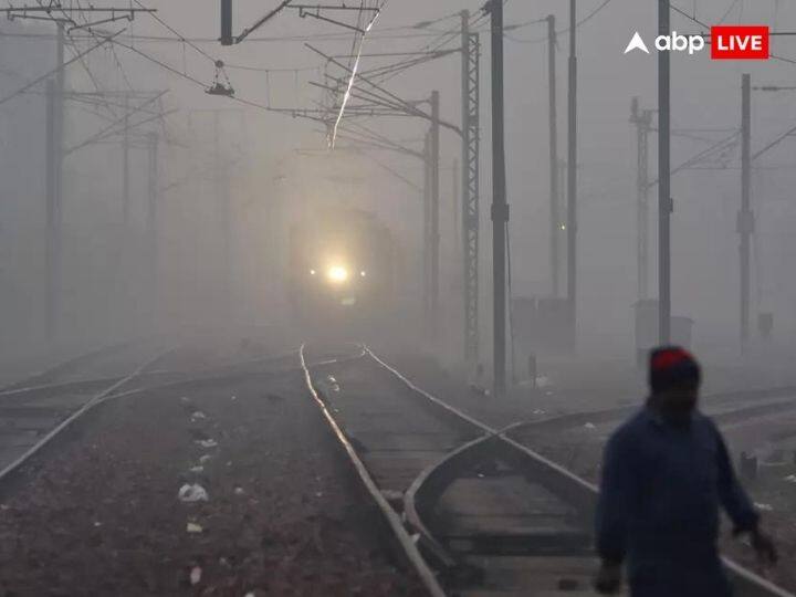 दिल्ली की बात करें तो लोगों को अगले 2-3 दिन राहत की उम्मीद नहीं है. भारत मौसम विज्ञान विभाग ने अगले तीन दिनों में दिल्ली का अधिकतम तापमान 17 डिग्री सेल्सियस के आसपास रहने का अनुमान लगाया है.