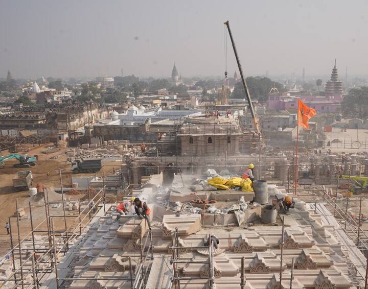 image 6ગેટવેથી પ્રવેશતા જ બંને તરફ ફૂટપાથ સાથે 75 ફૂટ પહોળો રોડ બનાવવામાં આવ્યો છે. યાત્રાળુઓ આ માર્ગ દ્વારા મંદિર તરફ જશે. આ માર્ગનું માળખું રેતીના પથ્થરથી બનેલું છે, જેના પર 9 કેનોપીઓ બનાવવામાં આવી છે.