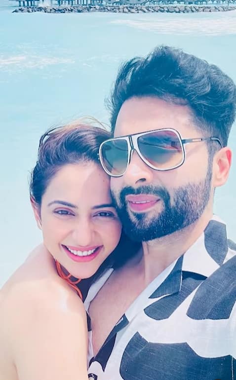 कुछ महीने एक दूसरे के साथ बिताने के बाद दोनों को एहसास हुआ कि वो एक दूसरे को पसंद करते हैं. रकुल ने बताया कि जब हमे लगा कि हम एक दूसरे को लाइक करते हैं तो हमने इस रिश्ते को आगे बढ़ाने की सोची और रिलेशनशिप में आ गए.