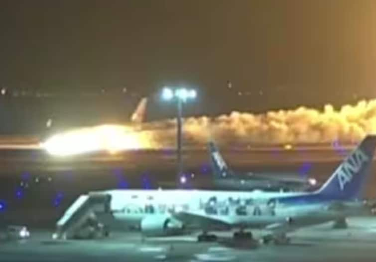 video japan tokyo flight catches fire on airport runway Japan Plane Fire: ਟੋਕੀਓ ਏਅਰਪੋਰਟ 'ਤੇ ਵੱਡਾ ਹਾਦਸਾ, ਲੈਂਡਿੰਗ ਦੌਰਾਨ ਜਹਾਜ਼ਾਂ ਦੀ ਟੱਕਰ ਨਾਲ ਲੱਗੀ ਅੱਗ