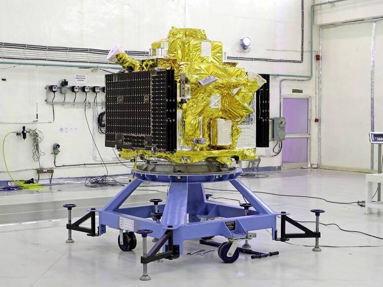 The xposat satellite launched by ISRO yesterday is designed to study black holes and nebula in detail abpp ISRO XPoSAT: இஸ்ரோவின் புதிய முயற்சி.. கருந்துளை, நெபுலா பற்றி ஆய்வு மேற்கொள்ளும் எக்ஸ்போசாட் செயற்கைக்கோள்..