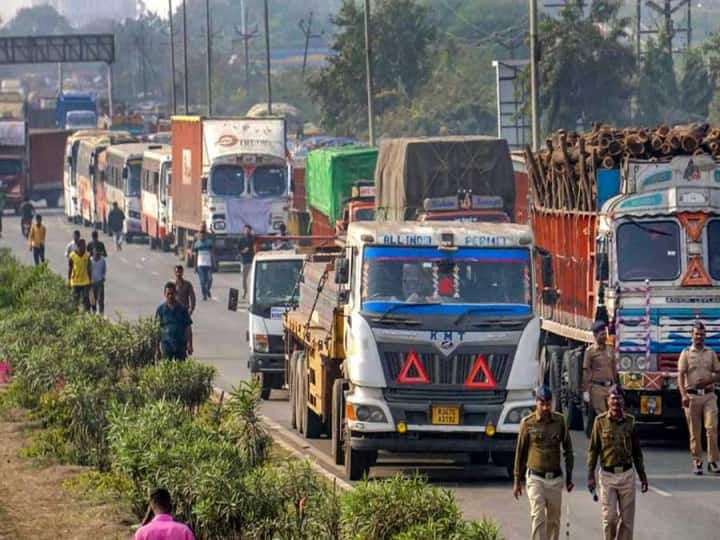Nationwide Truckers Strike Day 2 Protesters block roads highways in madhya pradesh Gujarat Maharashtra Punjab அப்பாடா! டிரக் ஓட்டுநர்கள் போராட்டம் தற்காலிக வாபஸ்! பேச்சுவார்த்தையில் உடன்பாடு!