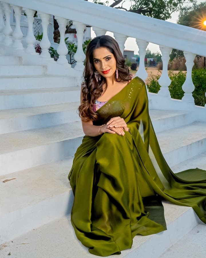 శోభా శెట్టి ఫోటోలు చూస్తే తెలుగు బుల్లితెర ప్రేక్షకులు చాలా మంది డాక్టర్  మోనిత అని అంటారు. 'కార్తీక దీపం'లో ఆమె క్యారెక్టర్ పేరు అది. ఆ సీరియల్ ద్వారా చాలా మందికి దగ్గరైన ఆమె... 'బిగ్ బాస్ 7' కార్యక్రమంతో బుల్లితెర వీక్షకులలో మరింత మందికి చేరువ అయ్యారు. లేటెస్టుగా సోషల్ మీడియాలో శారీ కట్టిన ఫోటోలను శోభా శెట్టి షేర్ చేశారు. (Image Courtesy: Shobhashettyofficial / Instagram)