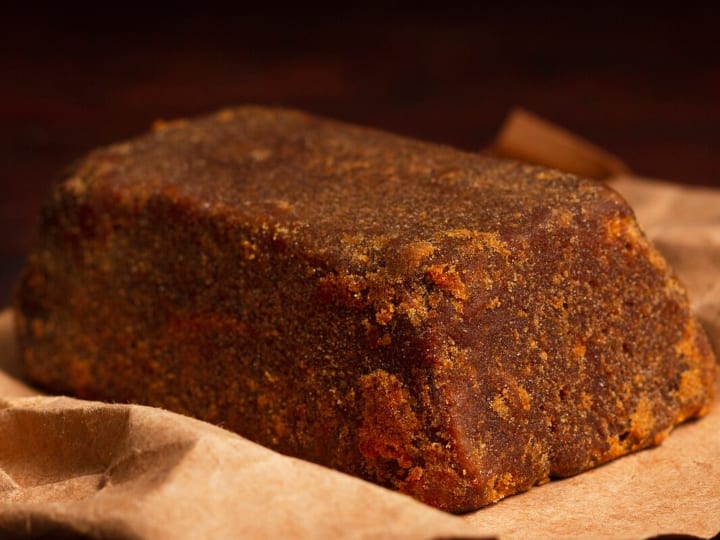 एक्सपर्ट के अनुसार, 1 से 2 साल पुराना गुड़ सबसे अधिक फायदेमंद होता है. इतने समय तक के गुड़ मे एंटीऑक्सीडेंट और न्यूट्रीशनल वैल्यू बढ़ जाती है.