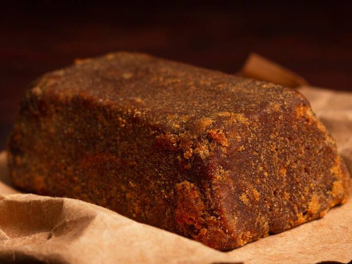 It is very easy to identify whether jaggery is real or fake, know the method here.