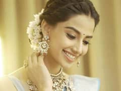 Meenakshi Chaudhary: మాటల్లేవ్ మీనాక్షిని చూసి రెప్పవేయరంతే!