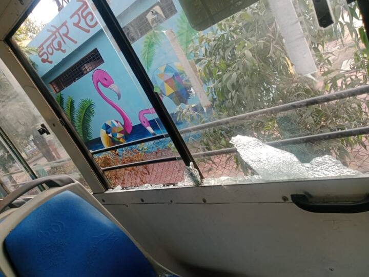 Bus Driver Strike Today Drivers pelted stones at buses in Indore MP News Bus Driver Strike: इंदौर में हड़ताल कर रहे ड्राइवरों ने बसों पर किया पथराव, AICTSL के ऑफिस में की नारेबाजी