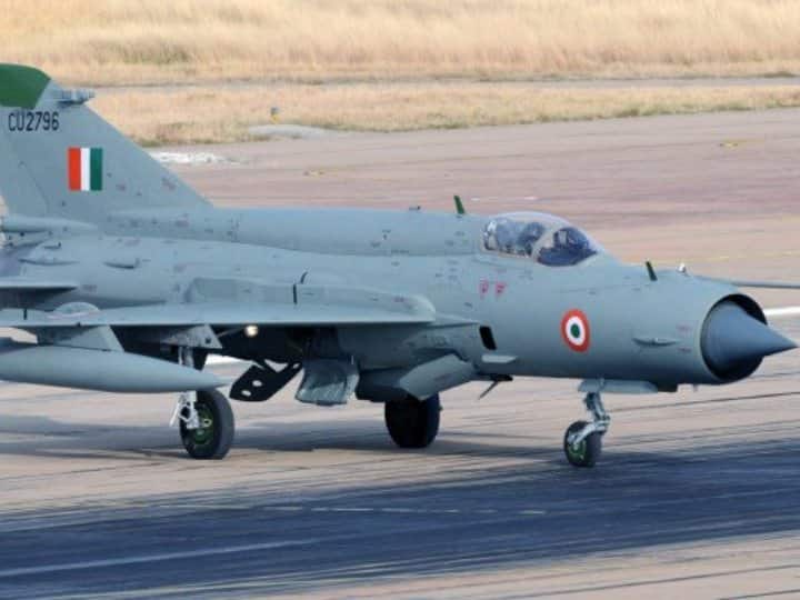 मिग-21 फाइटर जेट, जो चार दशकों से अधिक समय से भारतीय वायु सेना के फ्रंट-लाइन हमले के प्रदर्शन का हिस्सा रहा है. ये सबसे अधिक युद्ध अनुकूल लड़ाकू जेट में से एक माना जाता है, जिसने युद्धों के दौरान अपने देशों के पक्ष में कई हवाई युद्धों का रुख मोड़ दिया है. ये सोवियत यूनियन के समय का है.