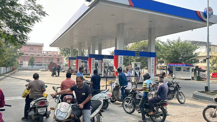 अफवांमुळे शहरातील पेट्रोल पंपावर काल रात्री नागरिकांनी एकदम गर्दी केल्याने पेट्रोलपंप वरील साठा संपला आहे.