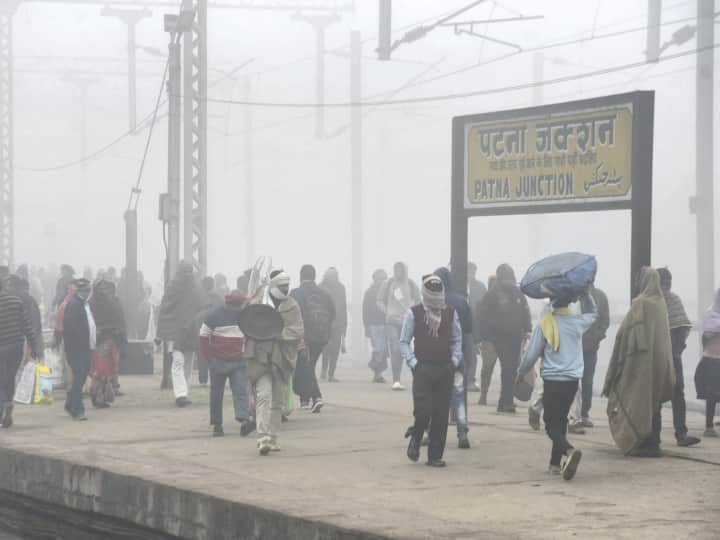 Train Delayed due to Fog how you get full refund Who is responsible फॉग के चलते ट्रेन हो गई लेट तो कौन होता है जिम्मेदार? ऐसे मिलता है पूरा पैसा रिफंड