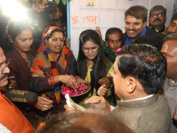 रजनी प्रजापति तारा सेन पूनम प्रजापति ने तिलक कर मुख्यमंत्री की आरती की. पूरे मोहल्ले ने रंगोली बनाकर पुष्प डालकर स्वागत किया. विश्व हिन्दू परिषद के कार्याध्यक्ष के.एल शर्मा, विहिप प्रांत मंत्री राजेश जैन सहित बड़ी संख्या में लोग उपस्थित थे.