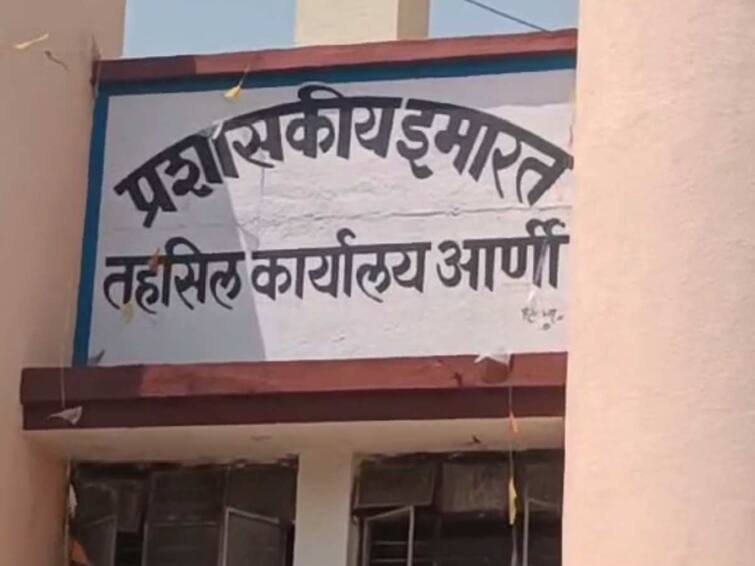 Yavatmal farmer attempted suicide in Tehsildar office due to not getting justice even after follow up maharashtra marathi news Yavatmal News : पाठपुरावा करून देखील न्याय न मिळाल्याच्या रोषातून संतप्त शेतकऱ्याचे टोकाचे पाऊल; तहसीलदारांच्याचं कक्षात केला जीवन संपवण्याचा प्रयत्न