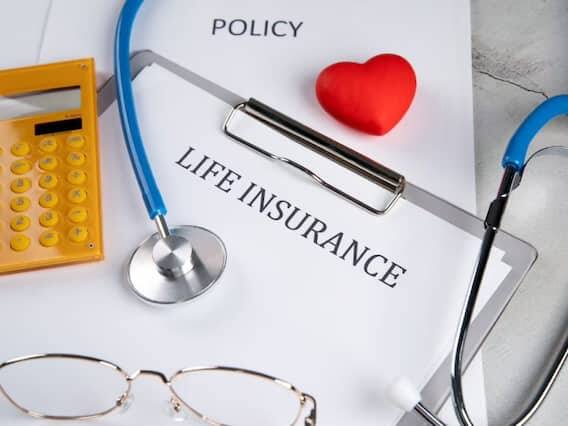 Health Insurance: આજના સમયમાં, વધી રહેલા તબીબી ખર્ચને ધ્યાનમાં રાખીને, આરોગ્ય વીમો મેળવવો ખૂબ જ મહત્વપૂર્ણ છે. ઘણી વખત એવું જોવા મળે છે કે જો પહેલાથી જ અસ્તિત્વમાં રહેલી પોલિસીની વીમા રકમ ઓછી લાગે તો કેટલાક લોકો બીજી પોલિસી લે છે. આવી સ્થિતિમાં, લોકોના મનમાં એક પ્રશ્ન ઉદ્ભવે છે કે શું બંને સ્વાસ્થ્ય વીમા પોલિસી પર એકસાથે ક્લેમ લઈ શકાય કે નહીં.