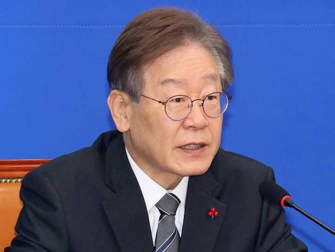 South Korea: प्रेस कॉन्फ्रेंस में पुलिस और मीडिया के सामने दक्षिण कोरिया के विपक्षी नेता ली जे म्युंग पर जानलेवा हमला, चाकू से रेत दिया गला