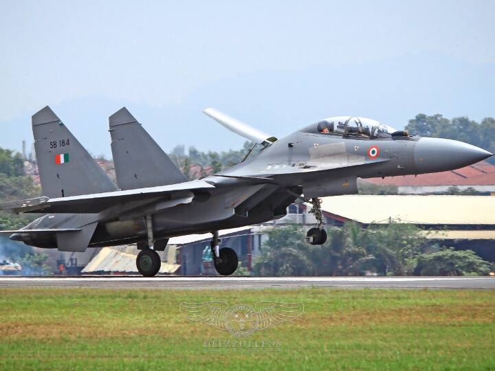 सुखोई Su-30MKI फाइटर जेट का इस्तेमाल भारतीय वायु सेना (IAF) करती है. ये फाइटर जेट रूस का है. ये IAF में महत्वपूर्ण भूमिका निभाती है. इस फाइटर जेट में लंबी दूरी की मारक क्षमताएं है और हवा से हवा में लड़ाई करने में माहिर है.