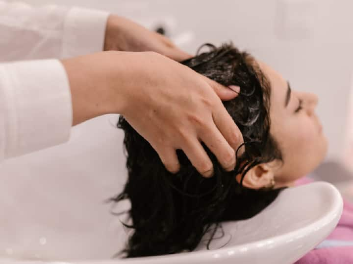 Hair wash and hair care : आज केस धुण्‍याचा सोपा उपाय जाणून घेणार आहोत . ज्यामुळे केसांना मुलायमता येईल .  केस धुण्याच्या पद्धतीमुळे केसांच्या मऊपणातही फरक पडतो.