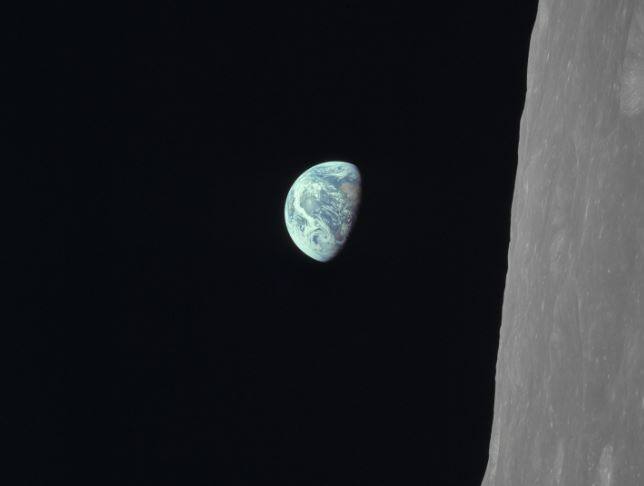 चंद्रमा हमेशा से ही दुनिया भर के स्काईवॉचर्स को आकर्षित करता रहा है. अलग-अलग स्पेस एजेंसियां और इंटरनेशनल स्पेस स्टेशन (ISS) की मदद से हम जान पाए हैं कि यह खगोलीय पिंड (Celestial Body) स्पेस से या करीब से कैसा दिखाई देता है?