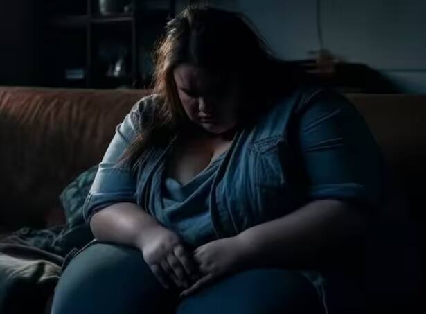 ਕਬਜ਼ ਦਾ ਮੁੱਖ ਕਾਰਨ ਫਾਈਬਰ ਅਤੇ ਪਾਣੀ ਦੀ ਕਮੀ ਹੈ। ਜੇਕਰ ਕੋਈ ਵਿਅਕਤੀ ਲੰਬੇ ਸਮੇਂ ਤੋਂ ਕਸਰਤ ਨਹੀਂ ਕਰ ਰਿਹਾ ਹੈ ਜਾਂ ਬਾਥਰੂਮ ਆਉਣ ਤੋਂ ਬਾਅਦ ਵੀ ਬਾਥਰੂਮ ਰੋਕ ਰਿਹਾ ਹੈ ਤਾਂ ਉਸ ਨੂੰ ਕਬਜ਼ ਦੀ ਸਮੱਸਿਆ ਹੋ ਸਕਦੀ ਹੈ। ਕੁਝ ਲੋਕ ਆਪਣੀਆਂ ਭੈੜੀਆਂ ਆਦਤਾਂ ਕਾਰਨ ਵੀ ਕਬਜ਼ ਤੋਂ ਪੀੜਤ ਹੁੰਦੇ ਹਨ। ਕਬਜ਼ ਇੱਕ ਆਮ ਪਾਚਨ ਸਮੱਸਿਆ ਹੈ ਜੋ ਕਿ ਖਰਾਬ ਜੀਵਨ ਸ਼ੈਲੀ ਦੀਆਂ ਆਦਤਾਂ ਸਮੇਤ ਕਈ ਕਾਰਕਾਂ ਕਰਕੇ ਹੋ ਸਕਦੀ ਹੈ। ਅੱਜ ਅਸੀਂ ਤੁਹਾਨੂੰ ਦੱਸਾਂਗੇ ਕਿ ਕਿਹੜੇ ਕਾਰਨਾਂ ਕਰਕੇ ਕਬਜ਼ ਹੁੰਦੀ ਹੈ।