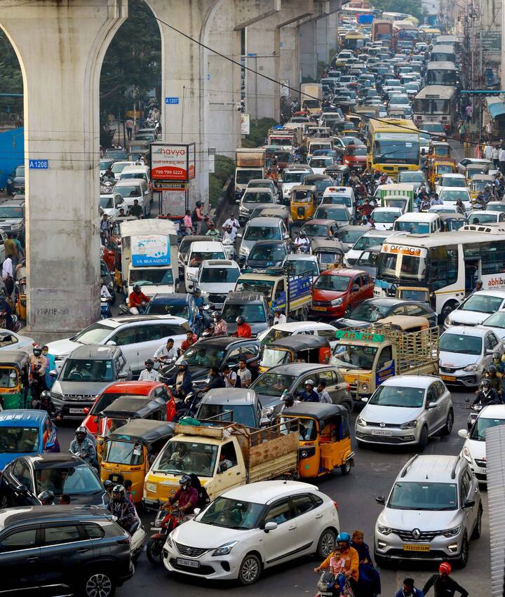 पेट्रोल न मिळण्याची शक्यता गृहीत धरून अनेक भागात पेट्रोल पंपावर पेट्रोल भरण्यासाठी लोकांनी गर्दी केली.(Photo Credit : PTI)