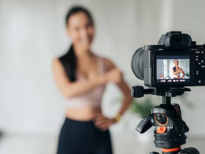 गाने को डाउनलोड करने के लिए सबसे पहले आपको rightsify की वेबसाइट पर जाना होगा और खुद को रेजिस्टर करना होगा. इसके बाद आपको प्रांप्ट में कैसा गाना चाहिए ये बताना होगा और जनरेट म्यूजिक पर क्लिक करना होगा. इस तरह आप AI की मदद से इस वेबसाइट से कितना भी म्यूजिक बना सकते हैं.