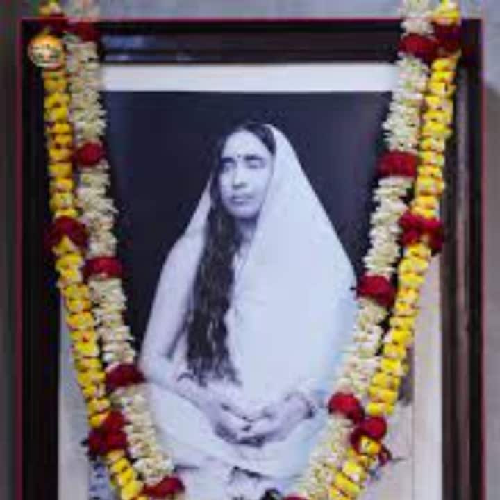 মা  নিজের জীবন দিয়েই প্রমান করেছেন তাঁর বাণী। 'যদি শান্তি চাও, মা , কারও দোষ দেখো না। দোষ দেখবে নিজের । জগতকে আপনার করে নিতে শেখ , কেউ পর নয়, মা জগৎ তোমার'