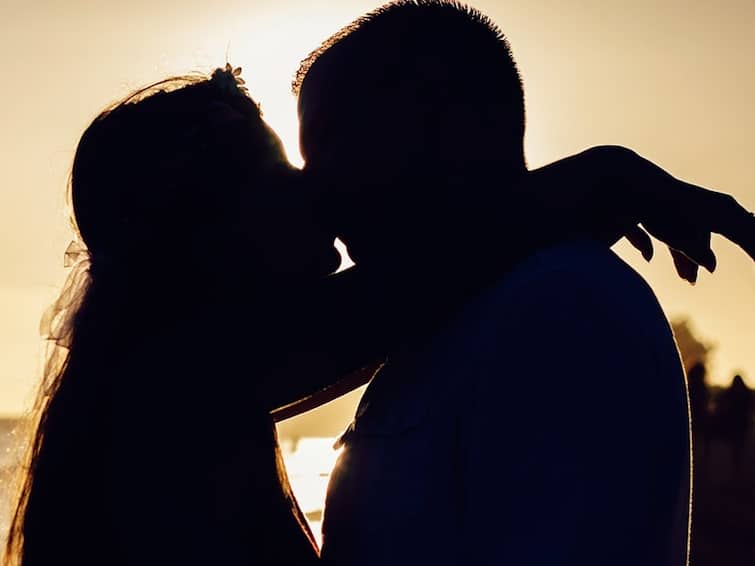 Why do people moan during physical intimacy? expert discusses உடலுறவின்போது இது நல்லது.. ஏன் தெரியுமா?
