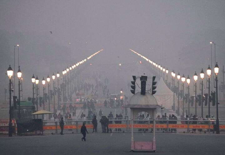 अगले तीन दिनों के दौरान उत्तर-पश्चिम और पूर्वी भारत में घना से बहुत घना कोहरा जारी रहने और उसके बाद धीरे-धीरे कम होने की उम्मीद है। दिल्ली हरियाणा और पंजाब में 5 जनवरी तक कुछ हिस्सों में घना कोहरा छाए रहने की संभावना है. सबसे खराब स्थिति जम्मू कश्मीर की है. यहां अधिकतर झील जम गए हैं. बुधवार को न्यूनतम तापमान श्रीनगर में शुन्य से करीब 5 डिग्री नीचे 4.8 डिग्री सेल्सियस रिकार्ड किया गया है.