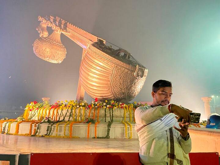 A man takes selfie at Lata Mangeshkar Chowk in Ayodhya on New Year's eve. (Photo: PTI)