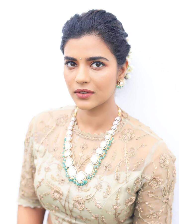 தொலைக்காட்சி தொகுப்பாளினியாக தனது பயணத்தை தொடர்ந்து பின்னர் மிகவும் பிரபலமான மானாட மயிலாட நிகழ்ச்சி மூலம் வெற்றியாளராக வாகை சூடி, சினிமாவில் அடியெடுத்து வைத்தவர் நடிகை ஐஸ்வர்யா ராஜேஷ்.