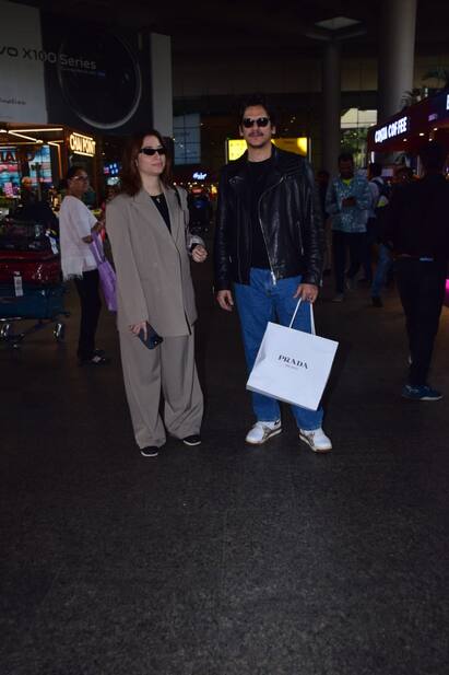 नए साल का जश्न मनाने के बाद स्टाइलिश अंदाज में लौटे Tamannaah-Vijay, एयरपोर्ट पर एक दूसरे का हाथ थामे स्पॉट हुए लव बर्ड्स नए साल का जश्न मनाने के बाद स्टाइलिश अंदाज में लौटे Tamannaah-Vijay, एयरपोर्ट पर एक दूसरे का हाथ थामे स्पॉट हुए लव बर्ड्स