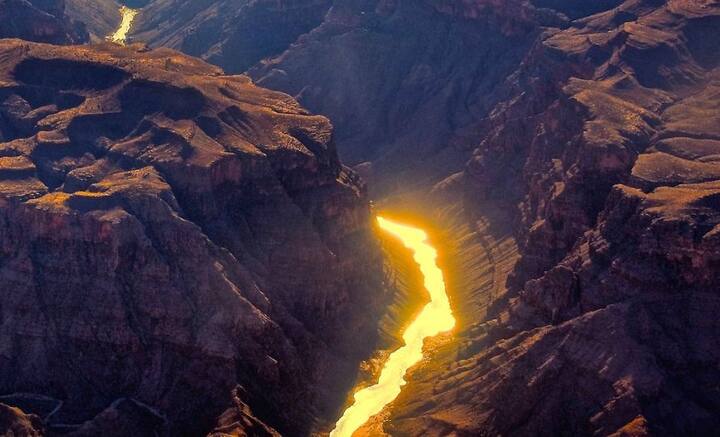 দ্য গ্র্যান্ড ক্যানিয়ন: ছোটবেলায় পাঠ্যবইয়ে প্রথম পরিচয়। ইন্টারনেটের দৌলতে এখন খুঁটিনাটি নখদর্পণেই। আমেরিকার অ্যারিজোনা প্রদেশের দ্য গ্র্যান্ড ক্যানিয়ন গিরিখাত একবার না দেখলেই নয়। কোটি কোটি বছর ধরে কলোরাডো নদীর ধাক্কায় পাথর ক্ষয়ে ক্ষয়ে ওই গিরিখাতের সৃষ্টি। ছবি: পিক্সাবে।